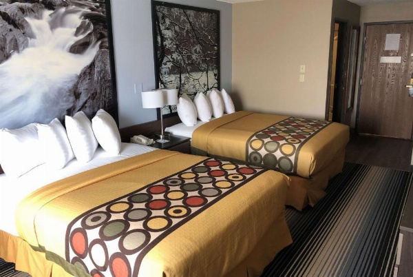 Super 8 by Wyndham Milwaukee Airport image 10