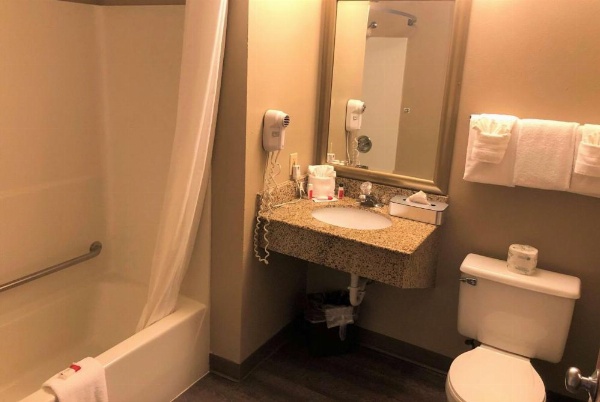 Super 8 by Wyndham Milwaukee Airport image 17