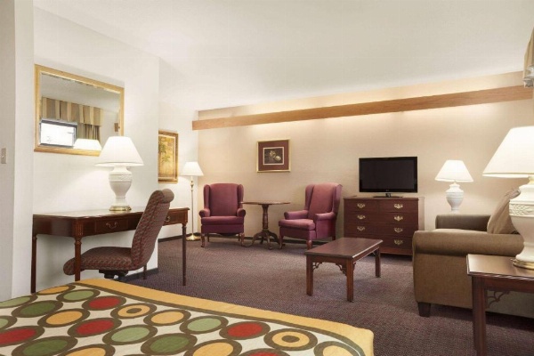 Super 8 by Wyndham Milwaukee Airport image 18