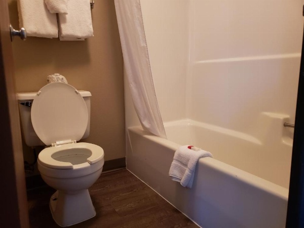 Super 8 by Wyndham Milwaukee Airport image 21