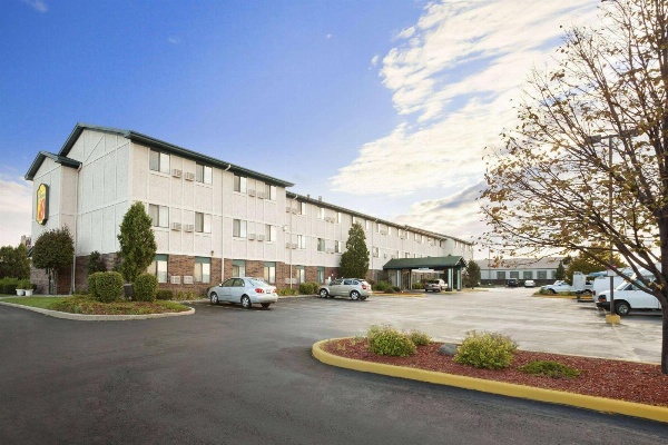 Super 8 by Wyndham Milwaukee Airport Main image