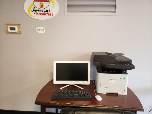 Super 8 by Wyndham Milwaukee Airport image 30