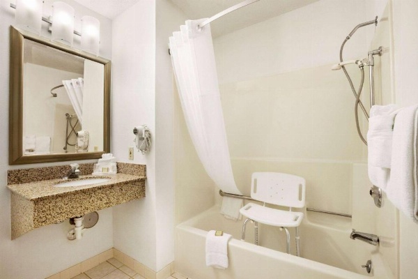 Super 8 by Wyndham Milwaukee Airport image 9